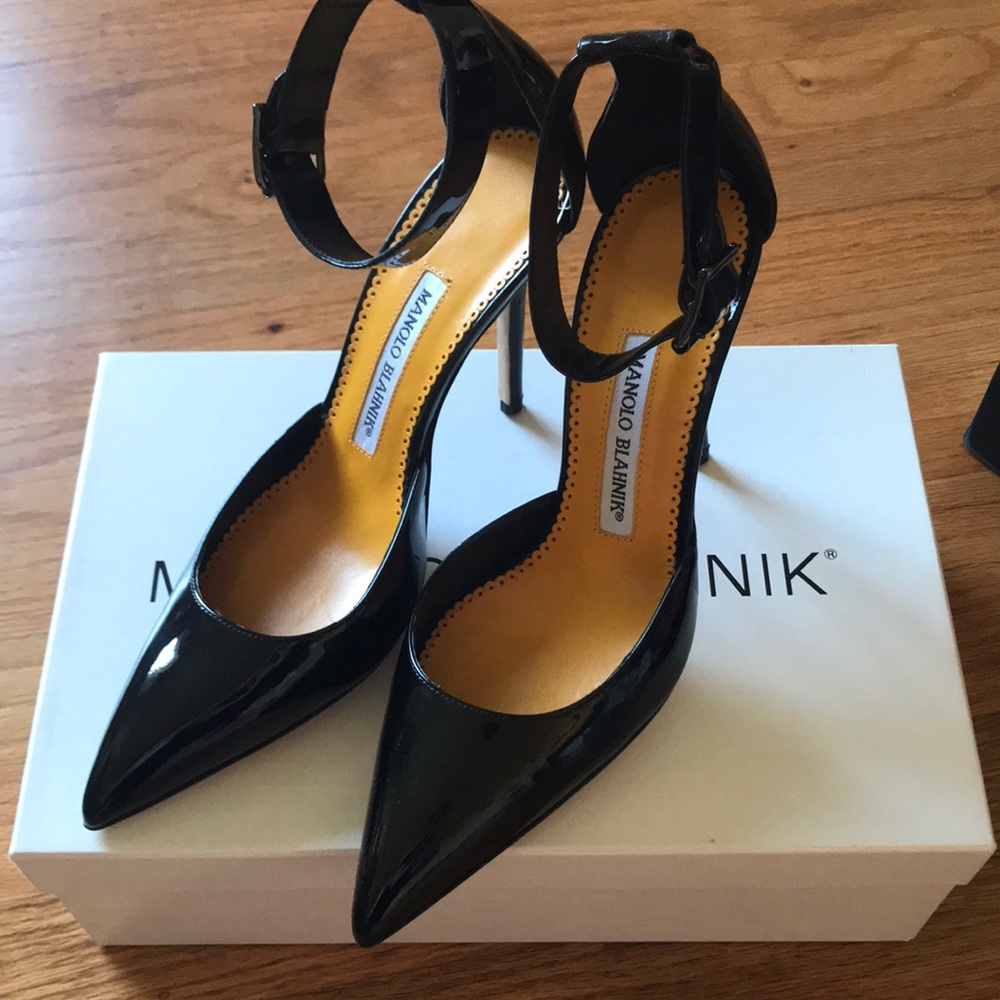 Manolo blahnik black patent heels